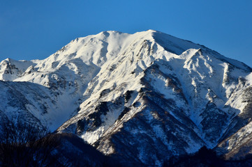 初冬の越後三山「中ノ岳」を銀山平から望む 