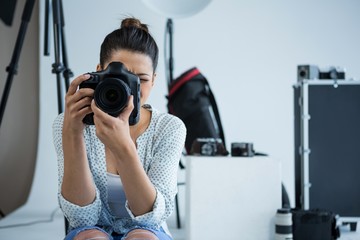 Female photographer with digital camera - obrazy, fototapety, plakaty
