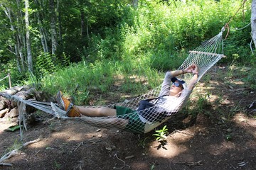 ハンモックで寝る男性