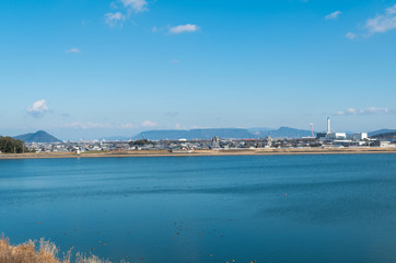 ため池と香川県高松市街並み(高松市香南町から中心市街地方面を望む)