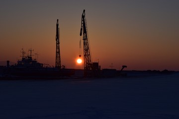 Obraz premium Construction crane lifts the sun