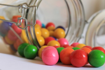 Chicles y dulces coloridos de bolitas