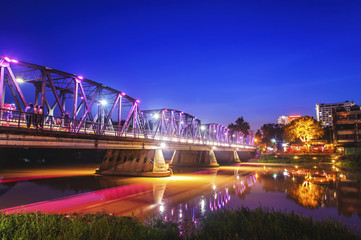 Obraz premium Żelazny most z niebem o zmierzchu, Chiangmai w Tajlandii