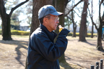 水分補給するシニア男性
