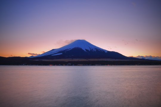【山梨県】山中湖から夕暮れの富士山(富士五湖)