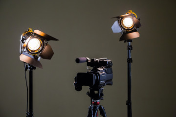 Видеосъемка в интерьере. Видеокамера (камкордер) и два прожектора направленного света с галогеновыми лампами и линзами Френеля