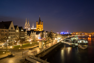 Fototapeta na wymiar Kölner Dom mit Altstadt und Groß Sankt Martin