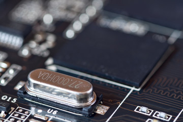Electronic oscillator circuit on motherboard