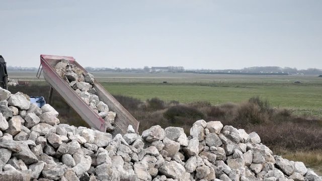 d&eacute;chargement d'un camion benne sur le chantier