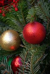Obraz na płótnie Canvas Boules de Noël rouges et or dans sapin vert