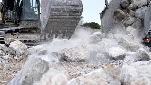 d&eacute;chargement d'un camion benne sur le chantier(vid&eacute;o 4k)
