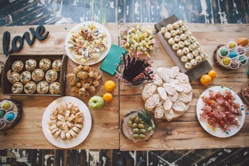 Möbelaufkleber Holztisch mit verschiedenen Snacks, die sich auf die Party vorbereiten. © Make_story Studio