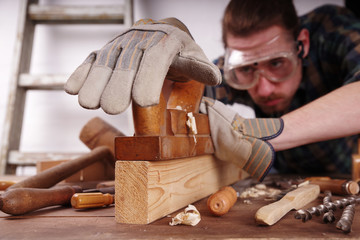 Schreiner bei der Arbeit