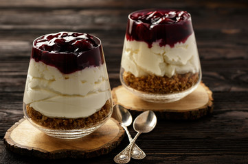 Cheesecake with cherry jelly in glass jars.