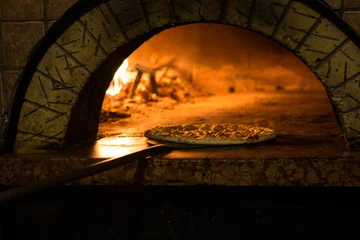 Papier Peint photo Lavable Pizzeria Pizza cuite au four à bois traditionnel