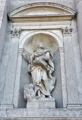 Obraz premium Church del Santissimo Redentore facade wall statue in Venice, Italy.
