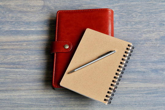 手帳とノートとペン