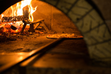 Pizza gebakken in een traditionele houtoven