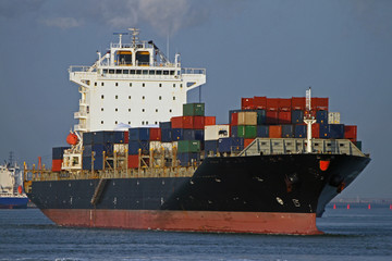 schwarzes Containerschiff in Rotterdam Hafen