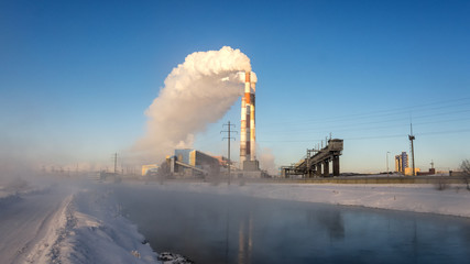 зимняя панорама Рефтинской электростанции с ЛЭП и...