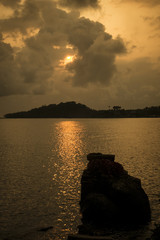 por do sol na ilha tropical de são tome.
