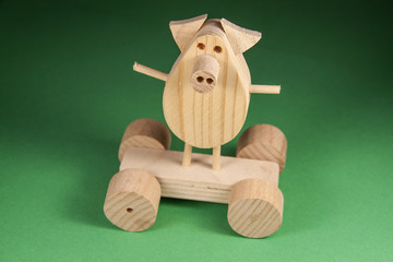 Деревянная свинья на колесиках