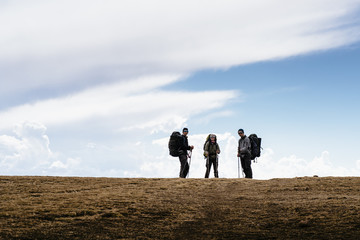 3 Wanderer mit schweren Rucksäcken am Horizont/ Andes / peru/ south america