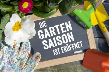 Kreidetafel Tafel mit Frühlingsangebote Gartenarbeit Gartensaison 