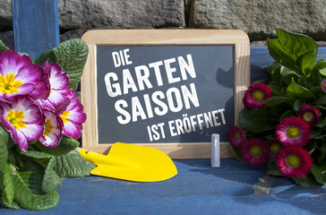 Kreidetafel Tafel mit Frühlingsangebote Gartenarbeit Gartensaison 