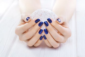 Crédence de cuisine en verre imprimé ManIcure blue manicure with a white ball of yarn