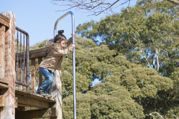 公園で遊ぶ女の子
