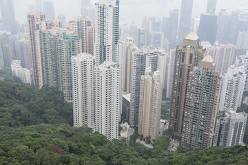 Obraz premium The Hong Kong skyline from the Peak in a cloudy day