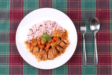 Brown rice with chicken topped Japanese yellow curry.