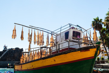 Fototapeta na wymiar Île de Madère : bateau où sèche la morue