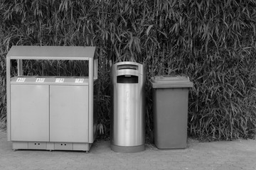 Recycling - Müll entsorgen Schwarz Weiss