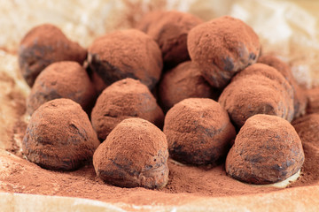 Chocolate truffles filled with caramelized hazelnut chips and cowered with cocoa powder