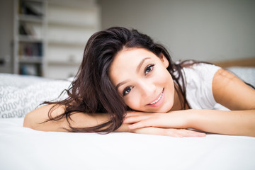 Obraz premium Young beautiful woman lying in bed at home