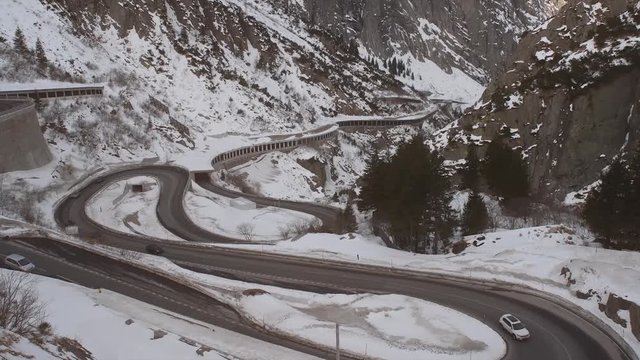 Autostrasse in der Sch&ouml;llenenschlucht (Winter), bei Andermatt, Uri, Schweiz