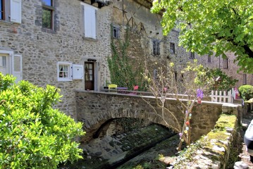 Eine Brücke über den Bach Bellan in Blesle, Auvergne