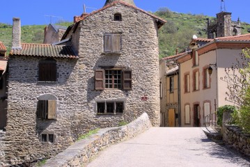 Fototapeta na wymiar 1. Brücke über die Voireuse in Blesle, Auvergne