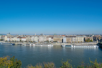 Obraz premium View of the Danube river with bastion and bridge in Budapest