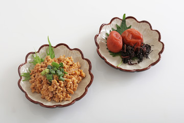 日本伝統料理の梅干しと納豆

