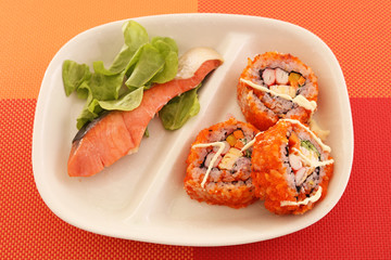 おいしそうなおカリフォルニアロール巻き
