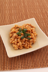 小皿に入れた納豆
