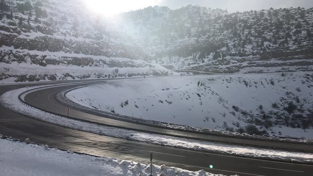 kış mevsimi yolculuklar ve kıvrımlı,tehlikeli yollar
