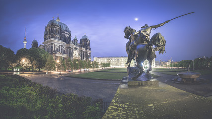 Blaue Stunde am Berliner Dom und Lustgarten © Ronny Behnert
