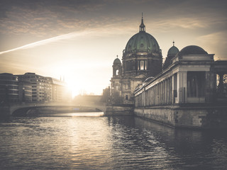 Berliner Dom zum Sonnenaufgang
