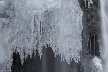 Dziki Wodospad w zimowy poranek, rzeka Łomnica, Karpacz - obrazy, fototapety, plakaty