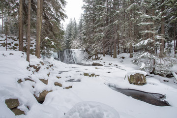 Fototapeta premium Dziki Wodospad w zimowy poranek, rzeka Łomnica, Karpacz