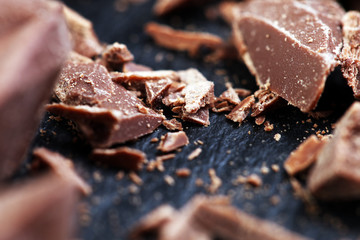 Dark chocolate stack, chips and powder